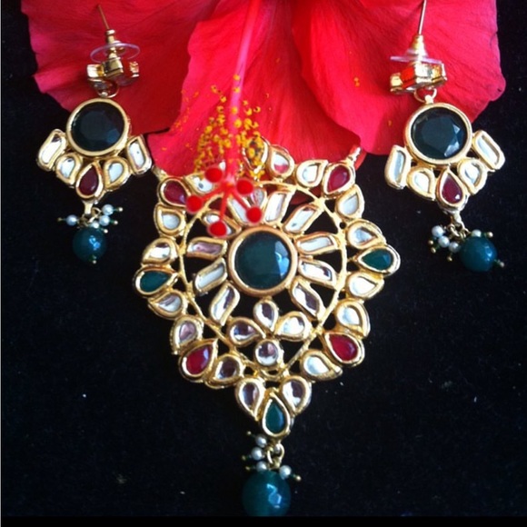 SILVERFAIRY Accessories - Kundan Pendant Set with 18 karat gold polish.